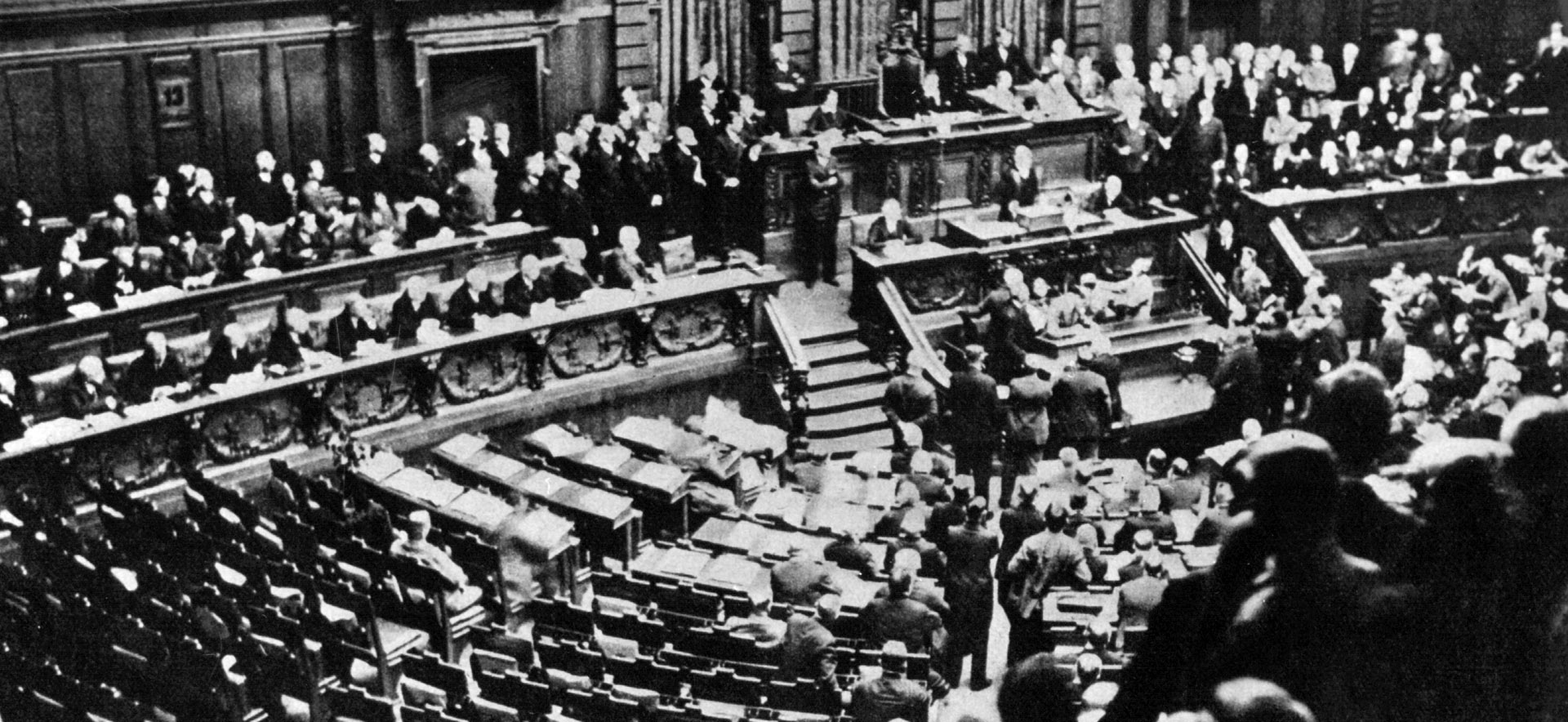 Blick in den Reichstag auf die leeren Stuhlreihen der Opposition am 13. Oktober 1931