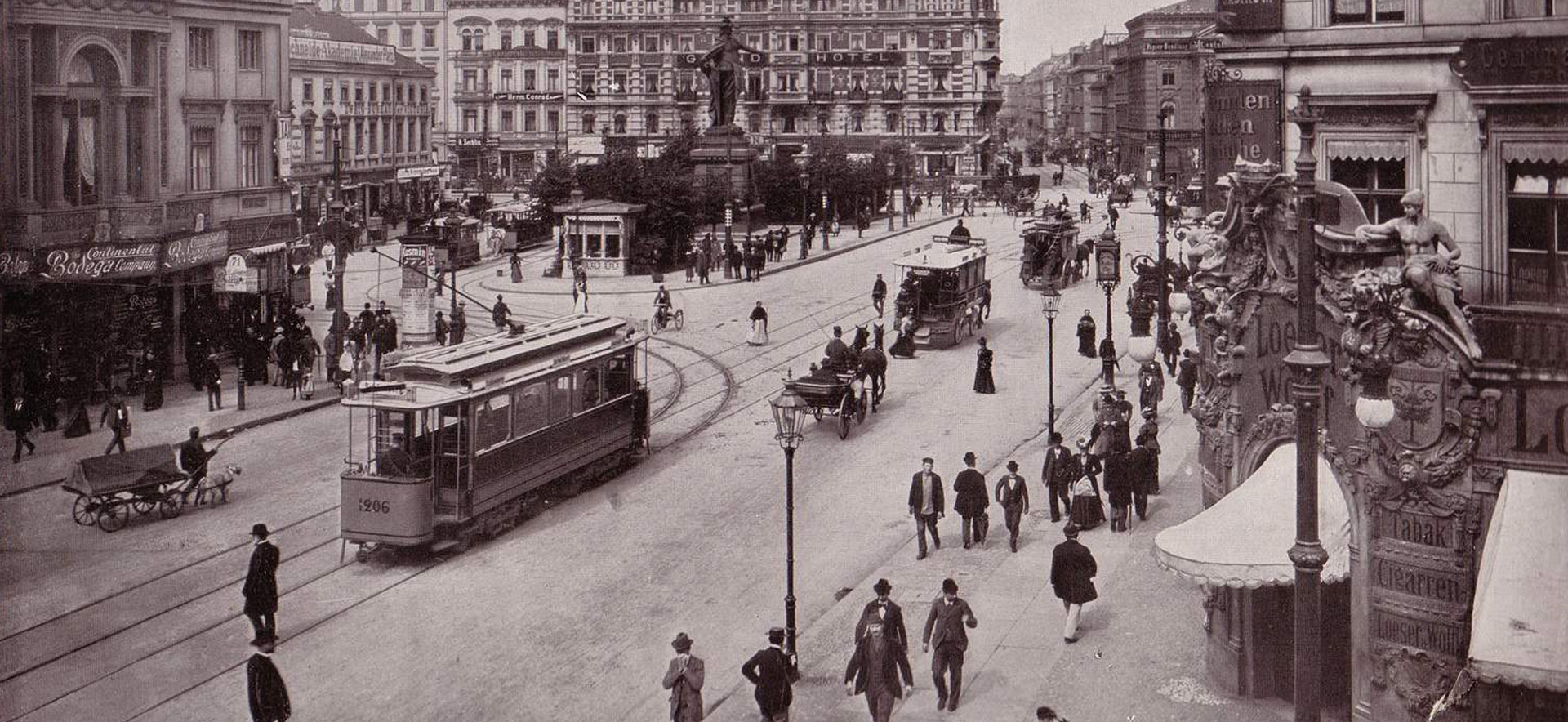 Berliner Alexanderplatz 1903, Public domain, via Wikimedia Commons