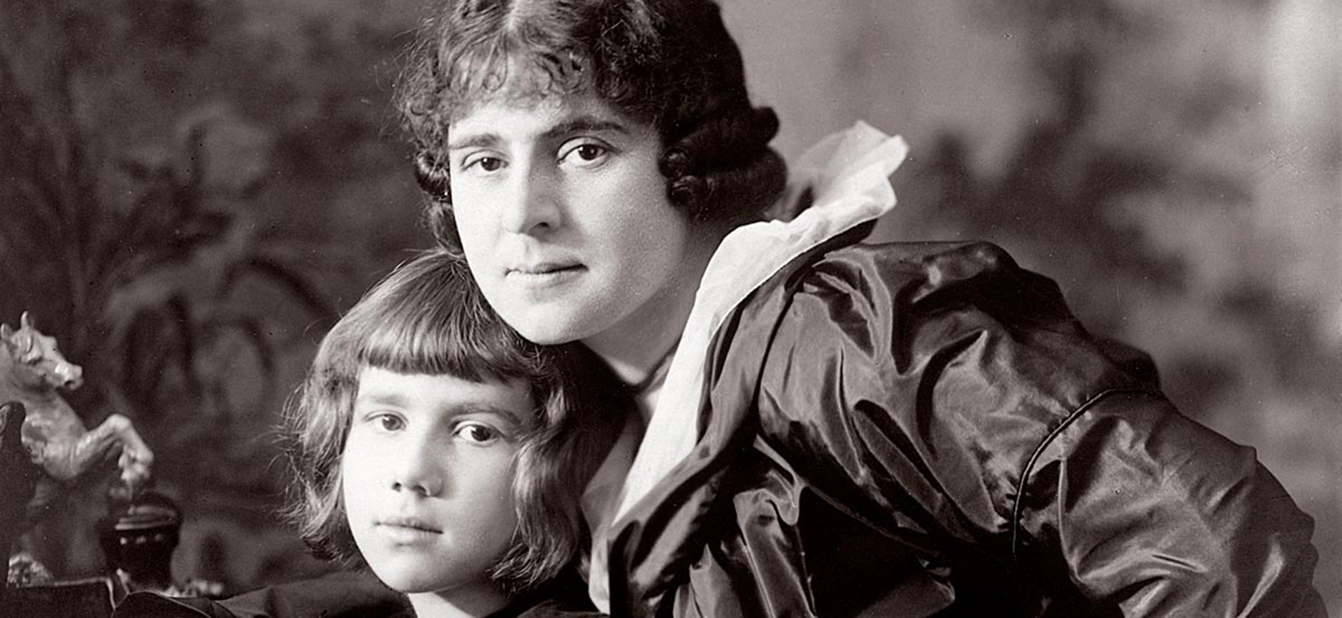 Thea Sternheim mit ihrer Tochter Mopsa, 1915/16