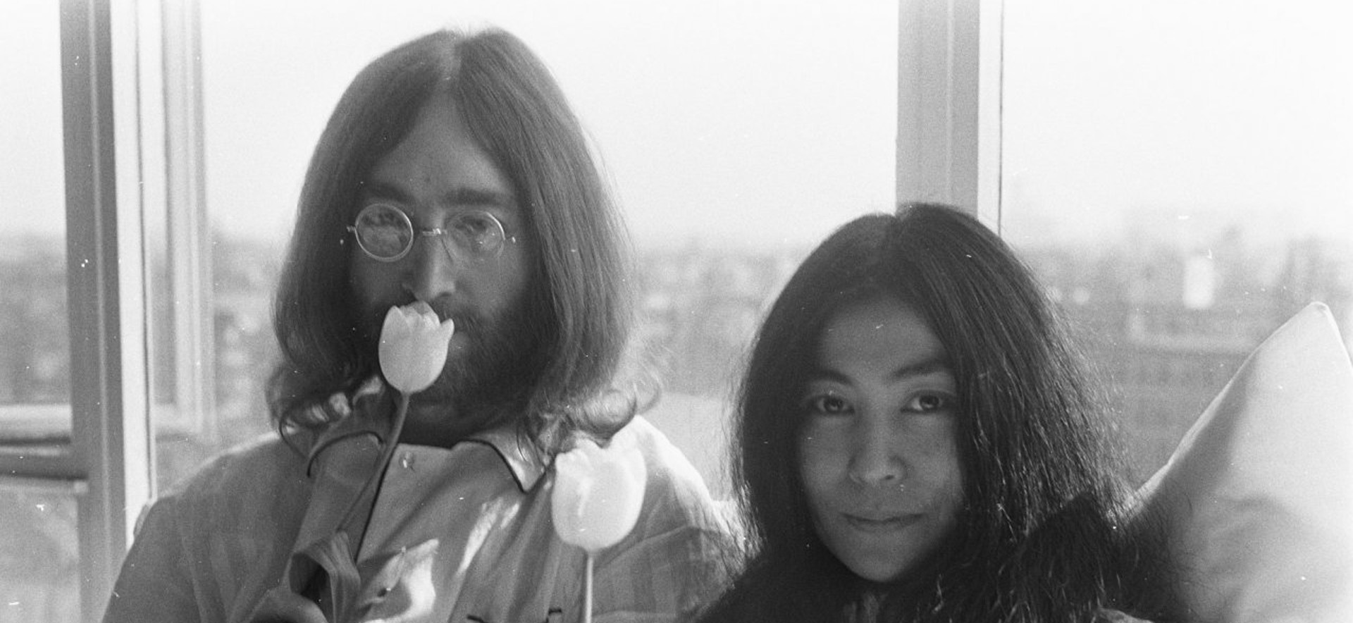 John Lennon und Yoko Ono im Amsterdamer Hilton-Hotel während ihres „Bed-In“, 1969, Image via Wikicommons, Nationaal Archief, Den Haag, Rijksfotoarchief: Fotocollectie Algemeen Nederlands Fotopersbureau (ANEFO), 1945-1989