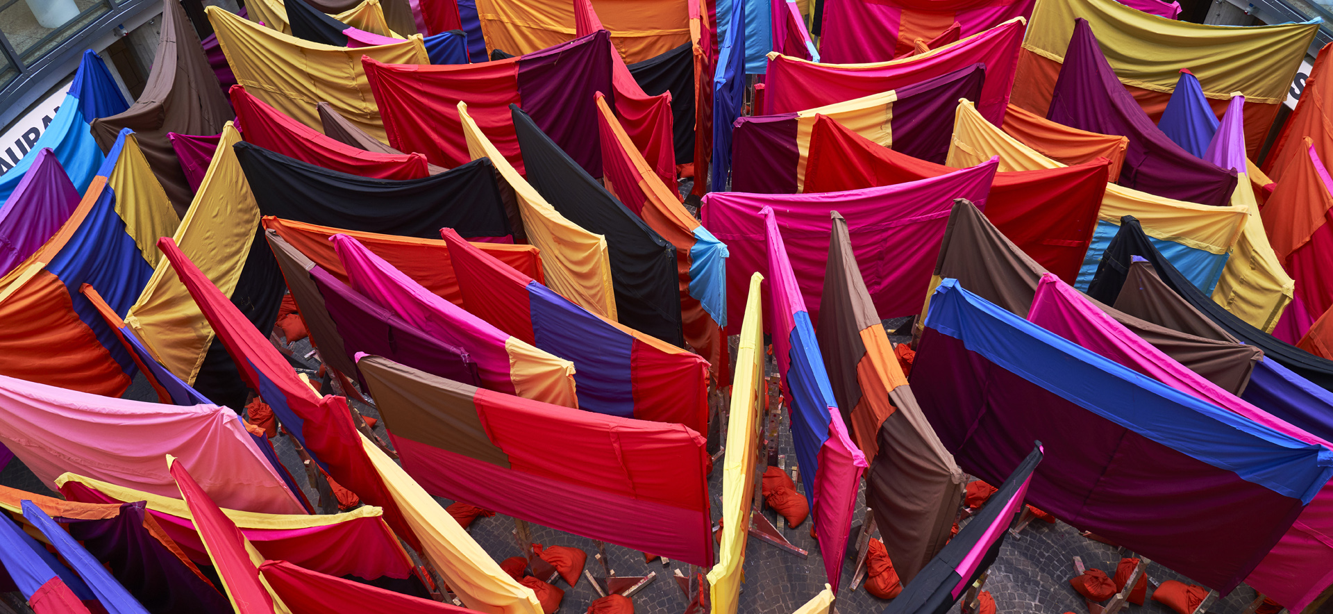 Phyllida Barlow, Untitled: 100banners2015, 2015, installation view "Power to the People. Political Art now", © Schirn Kunsthalle Frankfurt 2018, photo: Norbert Miguletz