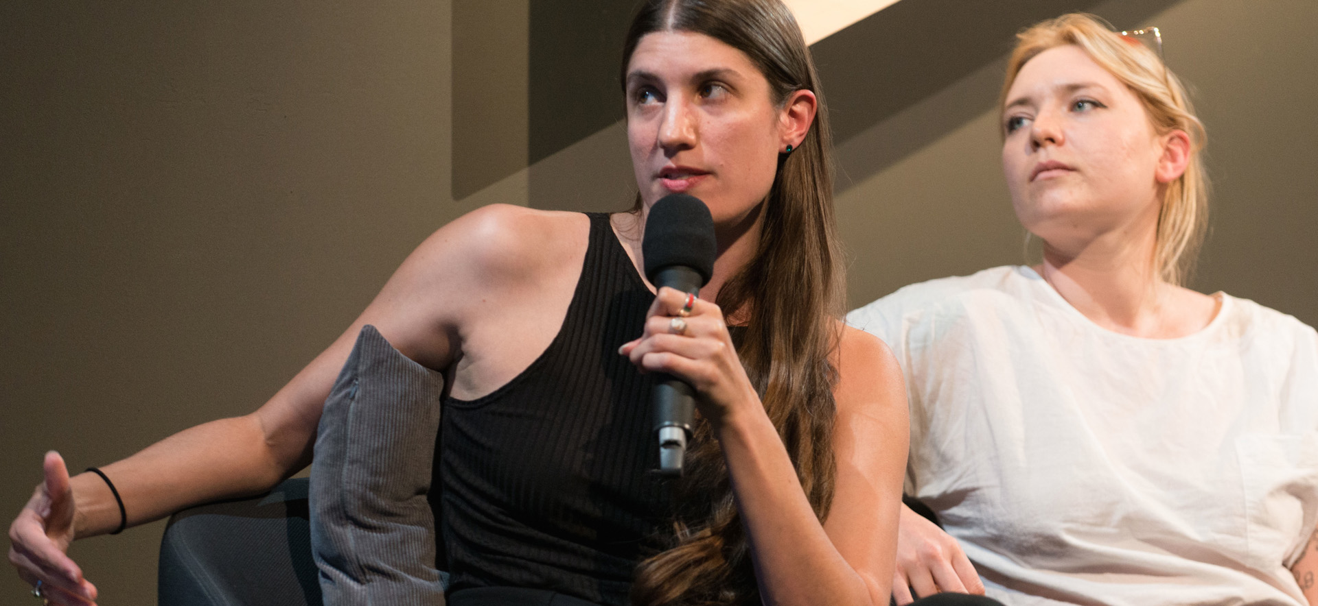 On the Sofa #MeToo, Bibliothek im August, HAU2 © Tanz im August HAU Hebbel am Ufer, Photo: Camille Blake 