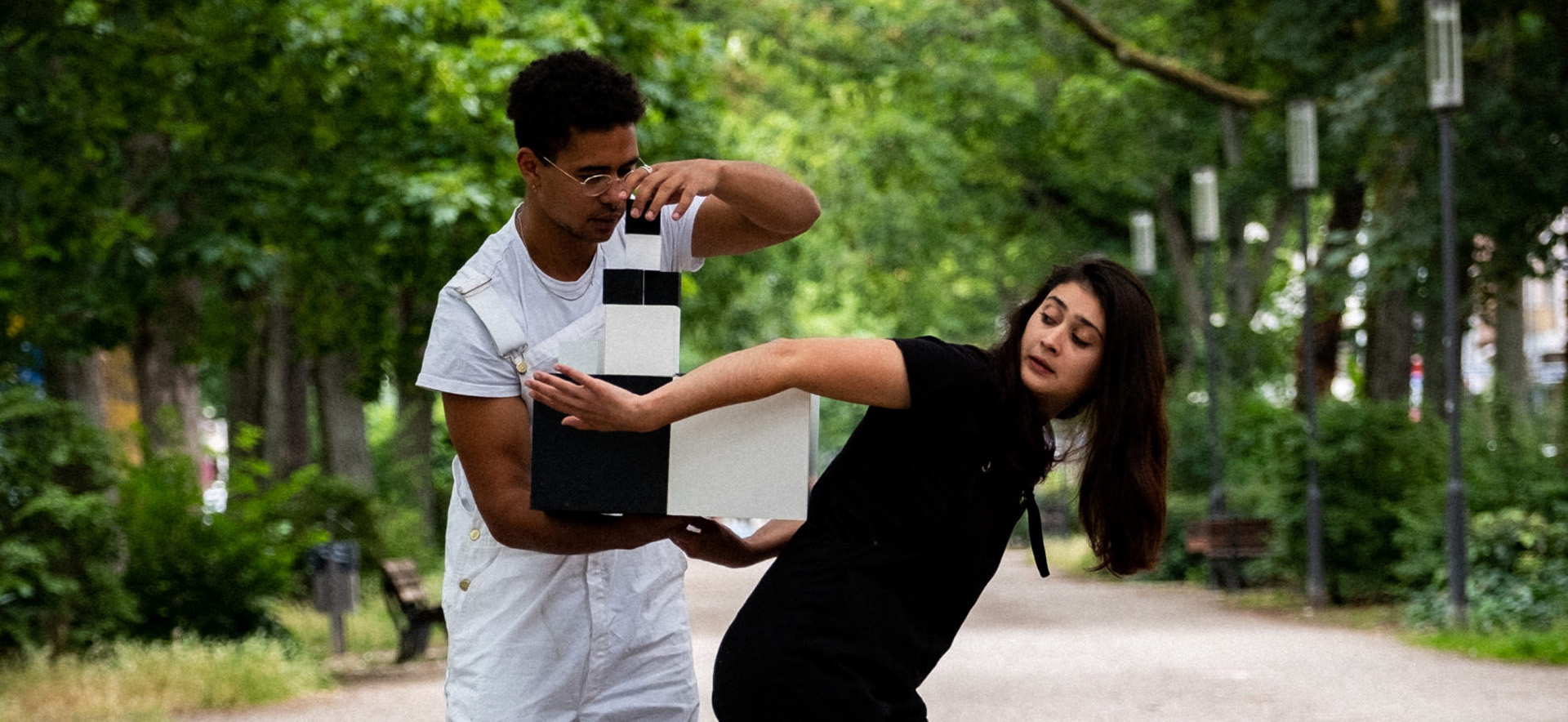 moved. BEWEGT. deplacé (K)ein Spaziergang in Schwarzweiß von Hannah Schassner & Mirrianne Mahn
(c) Christian Schuller