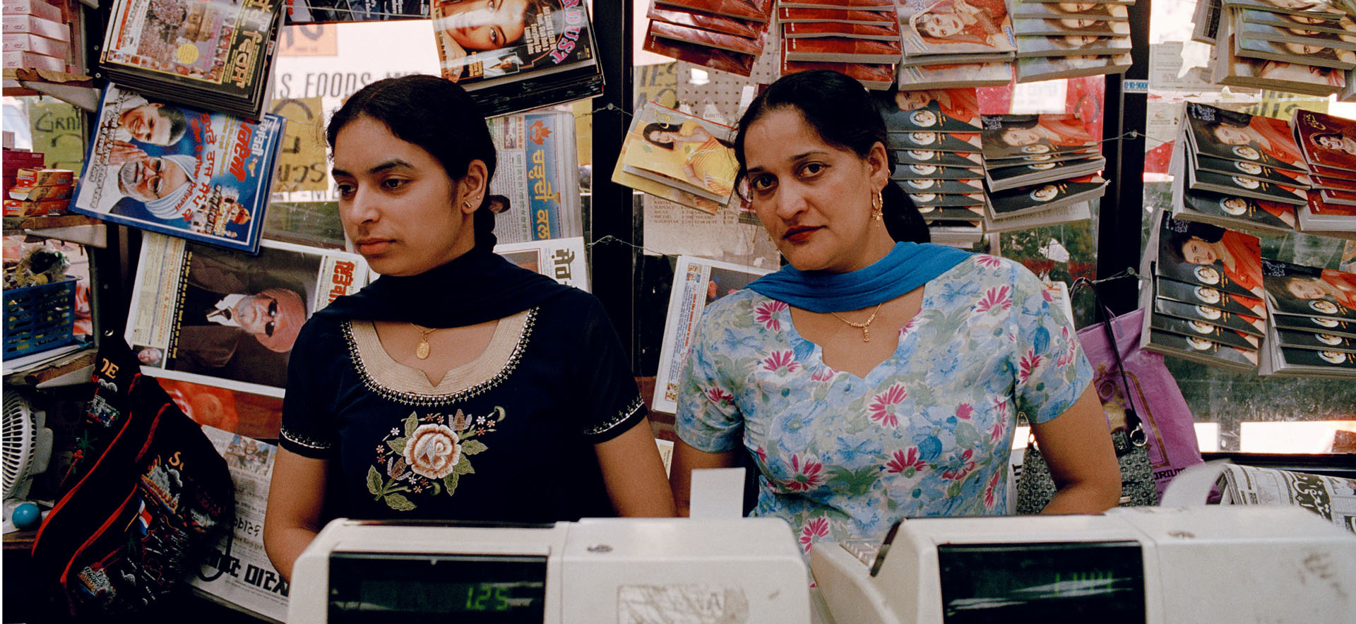 Detail: Gauri Gill, 'Indian grocery store in Queens, New York 2004', aus der Serie 'The Americans', 2000-2007 © Gauri Gill