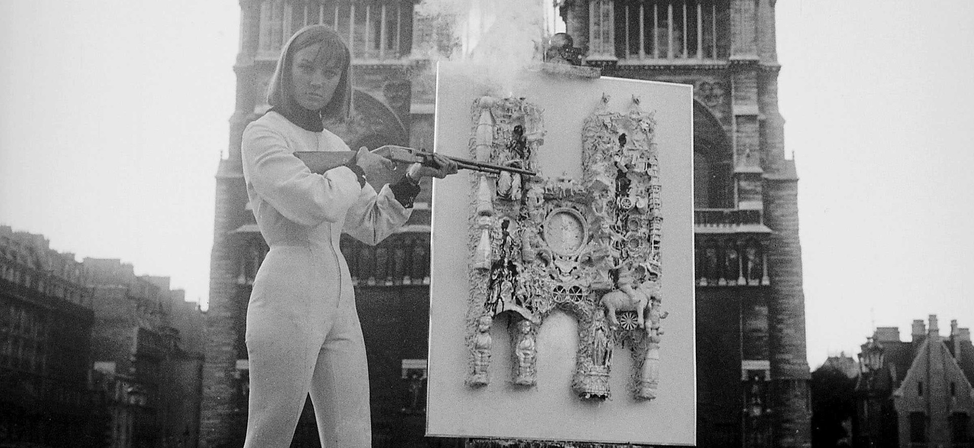 Detail: Niki de Saint Phalle bei der 800-Jahr-Feier von Notre-Dame in Paris
mit einer Schießaktion, 1963, Foto ©Dalmas / SIPA, Werk © 2023 Niki Charitable Art Foundation / Adagp, Paris