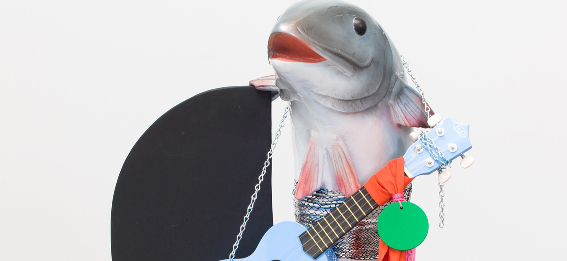 Detail: Cosima von Bonin, What If It Barks 5 (Petite Version With Blue Ukulele), 2018, Foto © Magasin III Museum for Contemporary Art, Stockholm