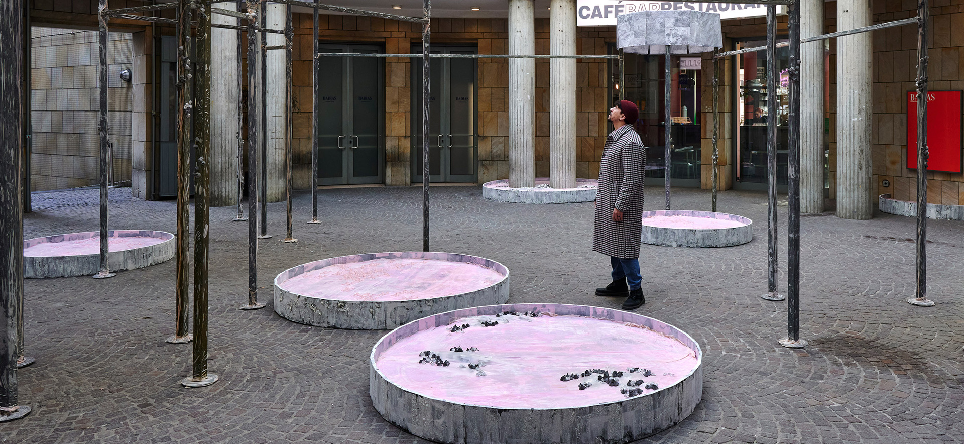 Detail: Melike Kara, shallow lakes, Installationsansicht, © Schirn Kunsthalle Frankfurt 2024, Foto: Mareike Tocha