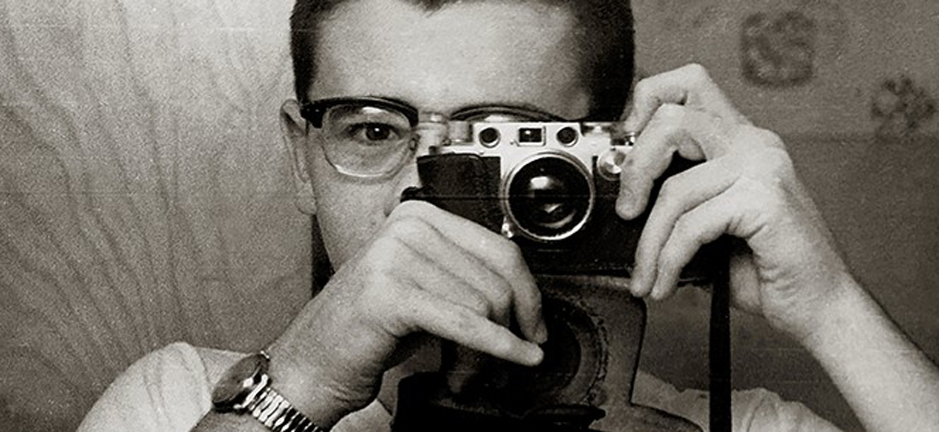 Junger Abe mit Leica 3f, Euclid, Ohio 1962 © Abe Frajndlich